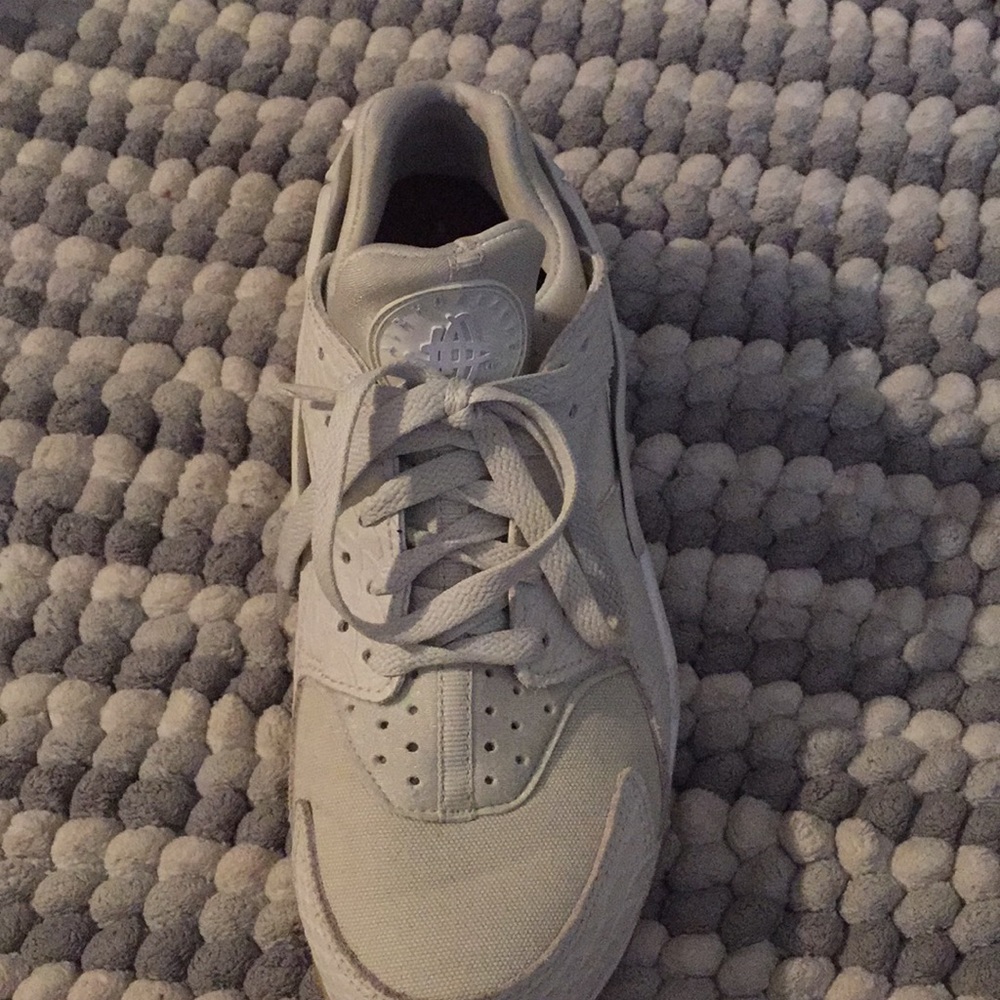 Tennis shoes